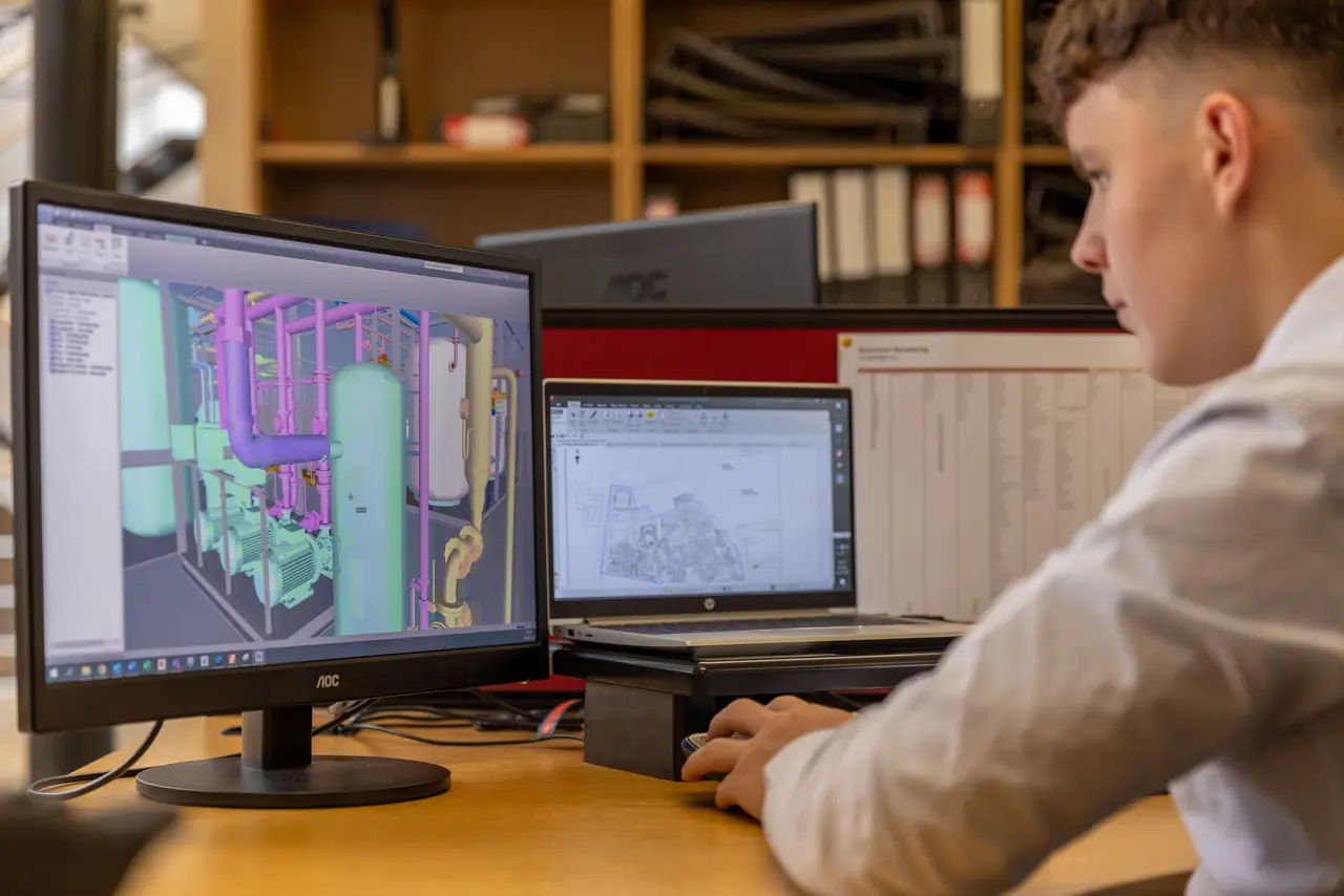 Specialist die een technisch 3D-model op een computerscherm bekijkt
